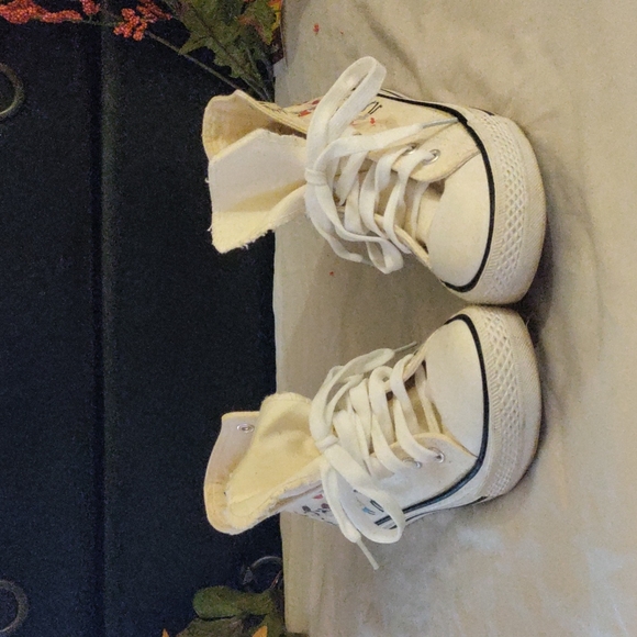 Discontinued Size 6 BTS converse type sneaker - Picture 2 of 4
